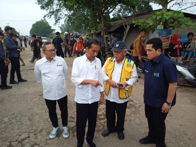 Presiden RI Joko Widodo bersama tiga menteri saat meninjau kondisi jalan rusak di ruas Jalan Seputih Rahman, Lampung Tengah. | Foto : Galih Prihantoro/ Lampung Geh