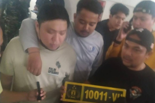 Polisi tangkap pria berpistol yang todong sopir taksi online di Tomang, Jakarta Barat, Jumat (5/5/2023). Foto: Dok. Istimewa