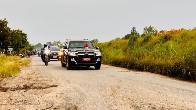 Presiden Jokowi berganti mobil Land Cruiser saat sedang meninjau ruas jalan Seputih Raman-Seputih Banyak-Simpang, Lampung, Jumat (5/5/2023). Foto: Laily Rachev/Biro Pers Sekretariat Presiden