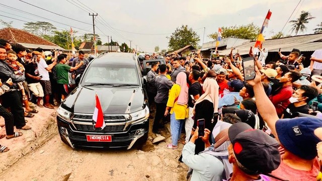 Presiden Jokowi berganti mobil Land Cruiser saat sedang meninjau ruas jalan Seputih Raman-Seputih Banyak-Simpang, Lampung, Jumat (5/5/2023). Foto: Laily Rachev/Biro Pers Sekretariat Presiden