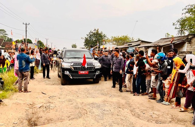 Presiden Jokowi berganti mobil Land Cruiser saat sedang meninjau ruas jalan Seputih Raman-Seputih Banyak-Simpang, Lampung, Jumat (5/5/2023). Foto: Laily Rachev/Biro Pers Sekretariat Presiden