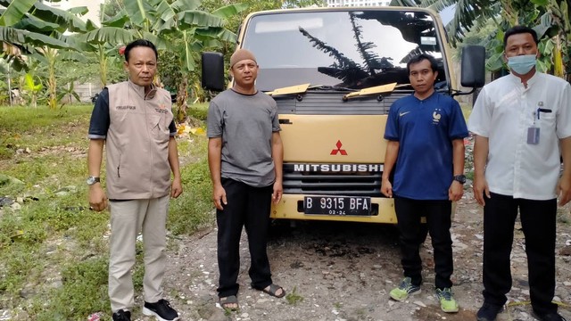 Dinas Lingkungan Hidup DKI Jakarta temui pelaku buang tinja sembarangan di Grogol, Jakarta Barat, Jumat (5/5/2023). Foto: Dok. Humas DLH DKI Jakarta