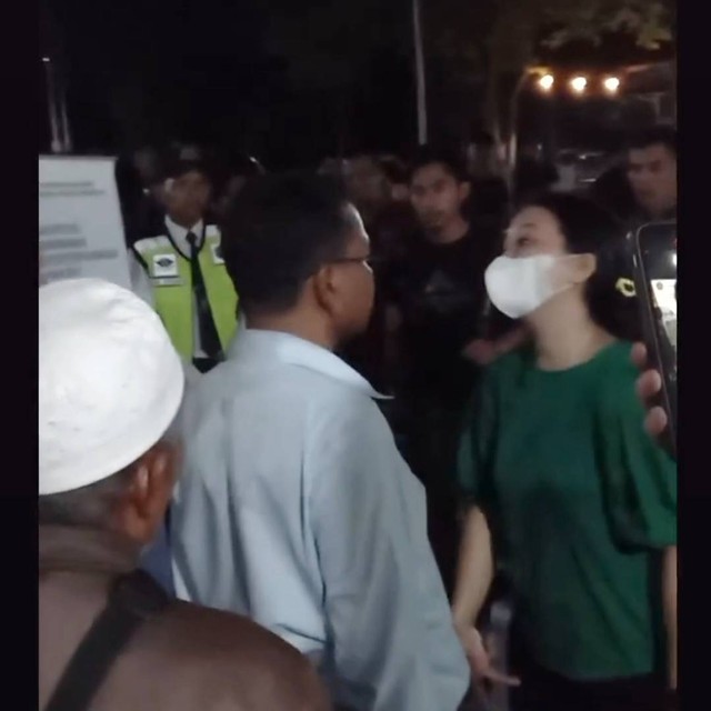 Salah satu penumpang menyampaikan keluhan kepada pihak maskapai NAM Air di Bandara Iskandar Pangkalan Bun, Jumat (5/5/2023). Foto: Ist/InfoPBUN