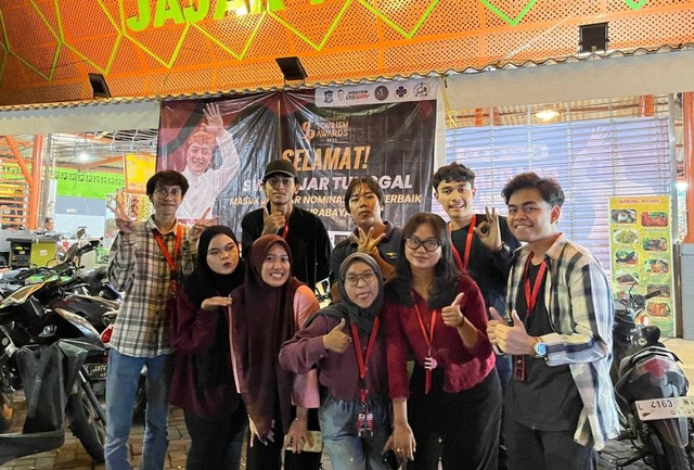 Foto bersama panitia acara Surabaya Tourism Award 2023, Sentra Wisata Kuliner terbaik di Surabaya dan Harian Disway sebagai media partnership dan sponsorship, Selasa 4 April 2023