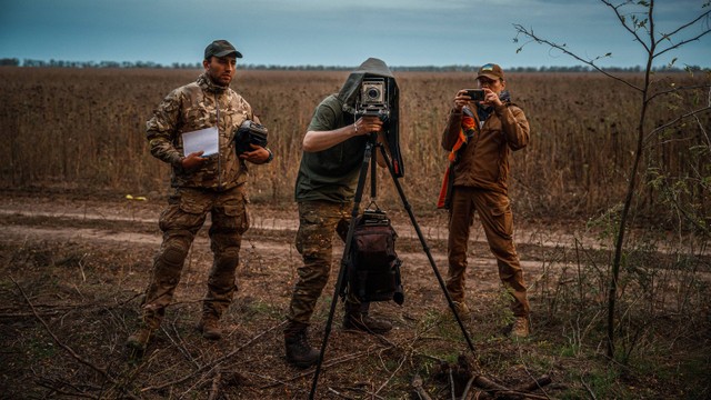 Fotografer Ukraina Arsenii Gerasymenko menggunakan kamera grafis Graflex Speed 4 x 5 inci miliknya untuk memotret prajurit Ukraina di posisi garis depan di wilayah Kherson, di tengah invasi Rusia ke Ukraina. Foto: Dimitar Dilkoff/AFP