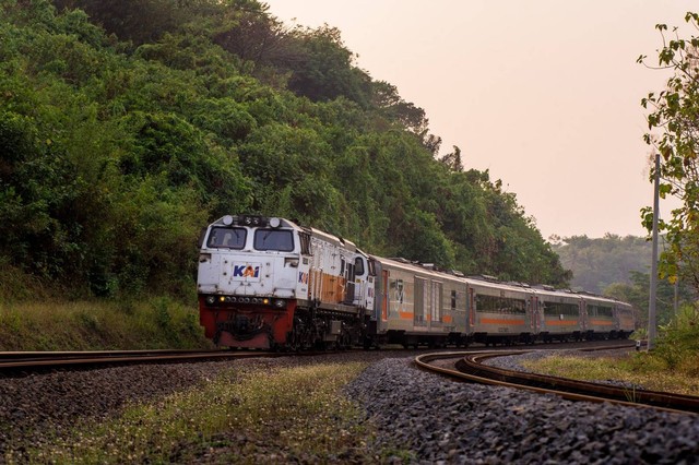 KAI Perbaiki jalur sepetak antara Stasiun Sukatani -Ciganea yang longsor, Jumat (5/5). Foto: Dok. KAI