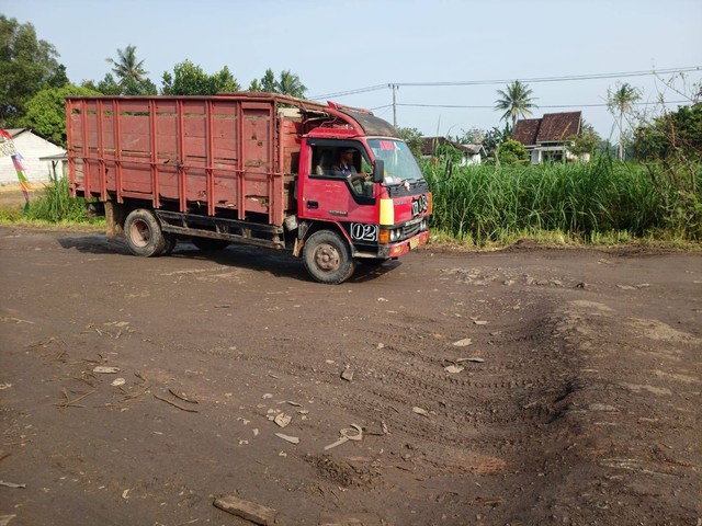 Kendaraan melintas di salah satu ruas jalan yang rusak yakni ruas Jalan Simpang Randu-Seputih Banyak, Lampung Tengah. | Foto : Galih Prihantoro/ Lampung Geh