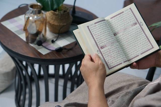 Ilustrasi cara cepat menghafal Al Quran, Foto oleh Madrosah Sunnah di Unsplash