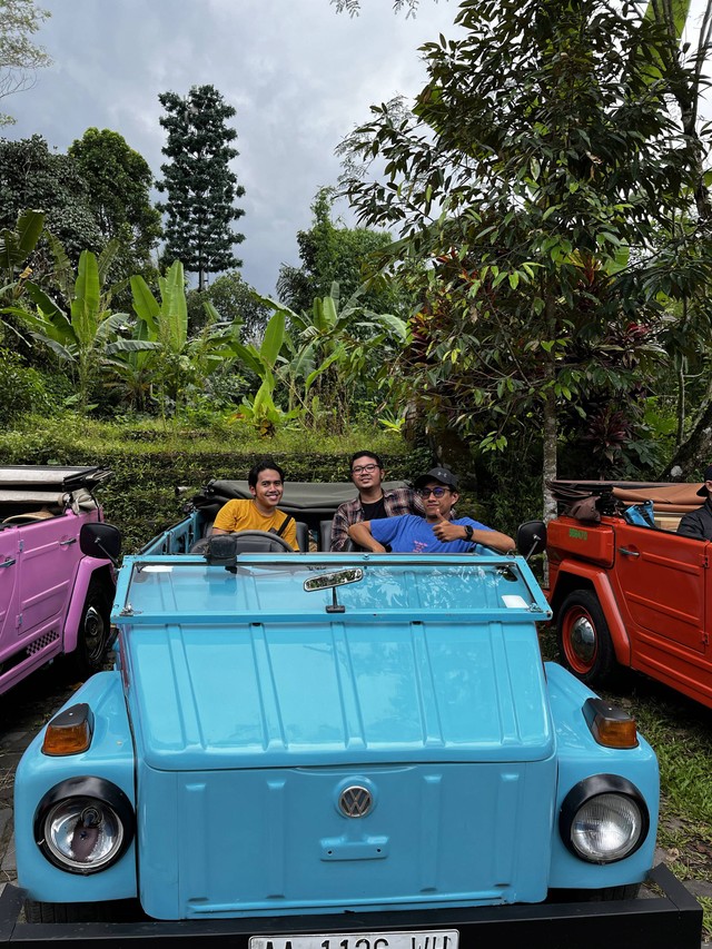 Wisatawan yang tengah menikmati VW Tour di kawasan Borobudur. Foto: Gitario Vista Inasis/kumparan