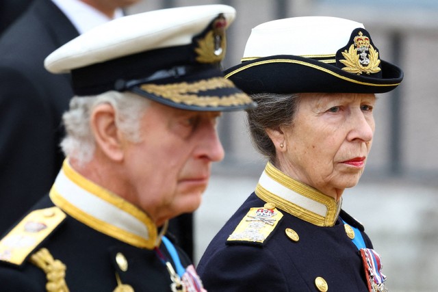 Raja Inggris Charles dan Putri Kerajaan Inggris Anne menghadiri pemakaman kenegaraan dan pemakaman Ratu Inggris Elizabeth, di London, Inggris, 19 September 2022. Foto: HANNAH MCKAY / POOL / AFP
