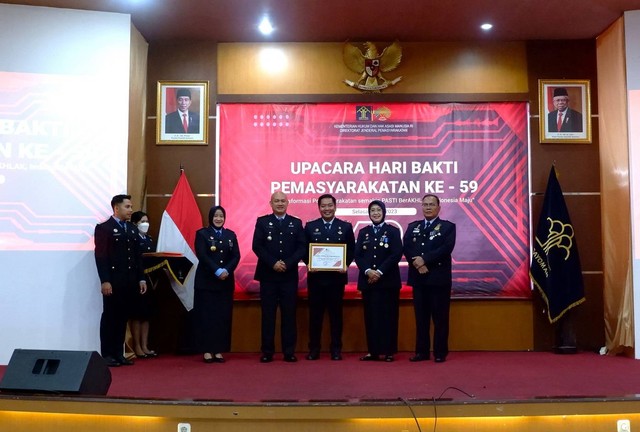 Piagam diserahkan langsung oleh Kepala Kantor Wilayah Kemenkumham DIY, Agung Rektono Seto (keempat dari kanan). | Foto: Humas Lapas Jogja