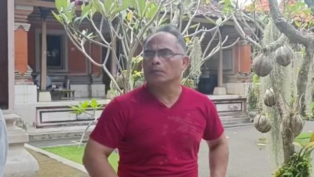 Dokter I Wayan Tirta saat menemani kakaknya berbincang dengan wartawan di Bali, Sabtu (6/5/2023). Dok: Denita Br Matondang/kumparan.