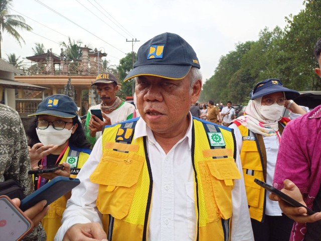 Menteri PUPR Basuki Hadimuljono saat diwawancarai terkait perbaikan jalan rusak yang ada di Lampung. | Foto : Galih Prihantoro/ Lampung Geh