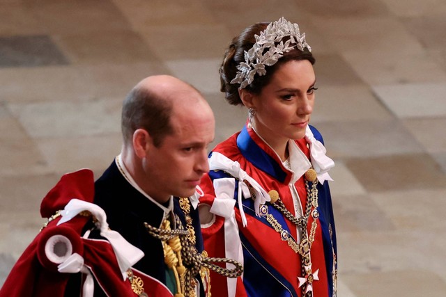 Kate Middleton dan Pangeran Inggris William tiba untuk menghadiri upacara penobatan Raja Charles III dan Ratu Inggris Camilla di Westminster Abbey, di London, Inggris, Sabtu (6/5/2023). Foto: Phil Noble/Pool via Reuters