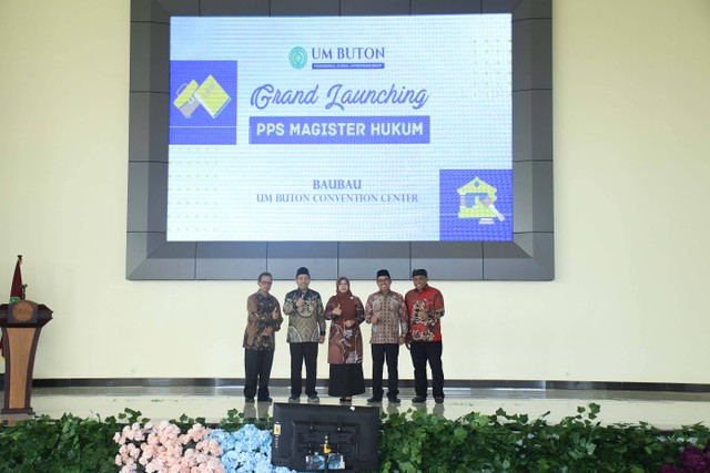 Foto Bersama Rektor UM Buton dan Perwakilan PP Muhammadiyah, Ketua Omdusman RI, Ketua LLDIKTI IX, Walikota Baubau setelah melakukan Grand Launching PPS Mageister Hukum (Sumber: Dok. Humas UM Buton)