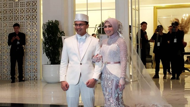 Sahrul Gunawan dan Dine Mutiara usai resmi menikah, di Bandung, Jawa Barat, Sabtu (6/5/2023). Foto: Rachmadi Rasyad/kumparan