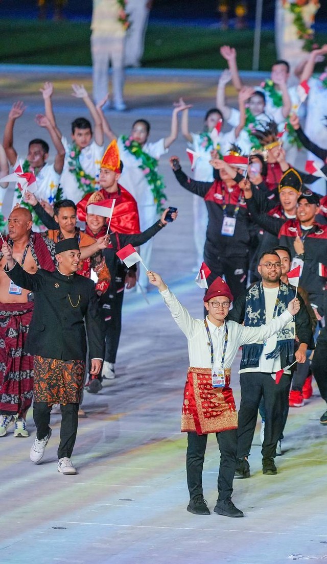 Defile Opening Ceremony SEA Games 2023 Kamboja membawakan kain Songket khas Palembang, Sumsel, Foto : Istimewa