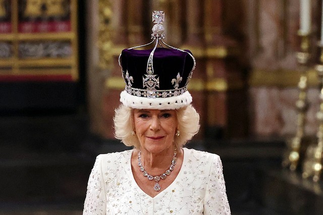 Ratu Inggris Camilla mengenakan Mahkota Ratu Mary versi modifikasi selama Upacara Penobatan di dalam Westminster Abbey di pusat kota London, Inggris, Sabtu (6/5/2023). Foto: RICHARD POHLE/POOL/AFP