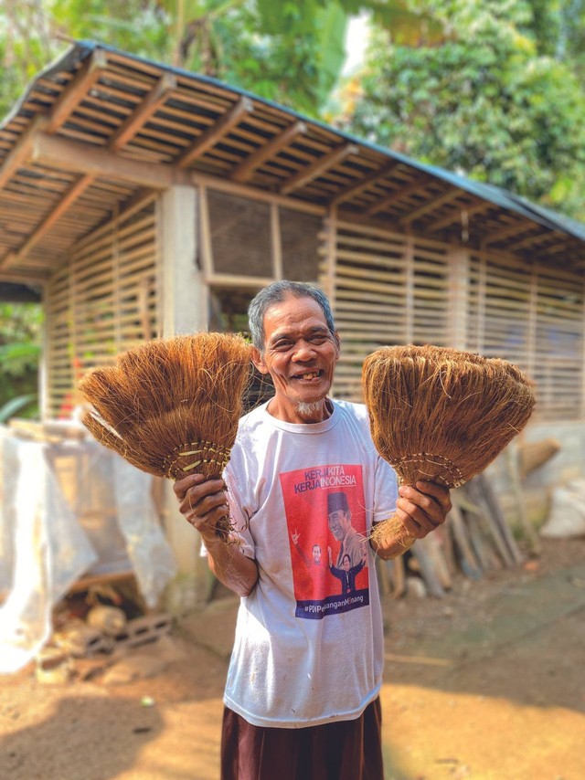 Bapak Karsidi dan hasil produksi sapu tepes kelapa. (Sumber gambar: Dokumen pribadi)