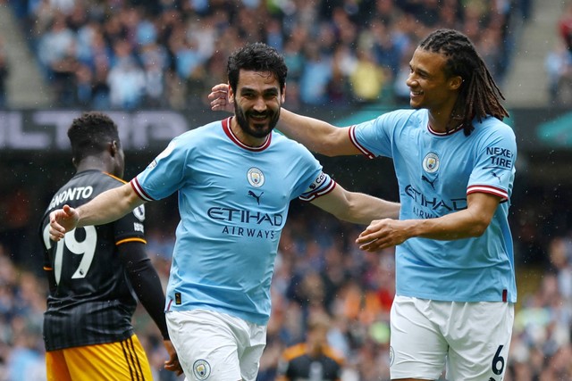 Pemain Manchester City Ilkay Gundogan merayakan gol kedua mereka dengan Nathan Ake di Stadion Etihad, Manchester, Inggris, Sabtu (6/5/2023). Foto: Action Images via Reuters/Lee Smith