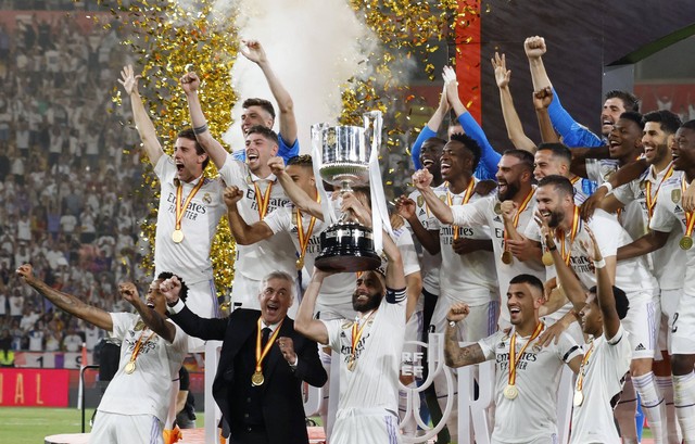 Pemain Real Madrid mengangkat trofi setelah memenangkan pertandingan final Copa del Rey di Estadio de La Cartuja, Seville, Spanyol. Foto: Marcelo Del Pozo/Reuters