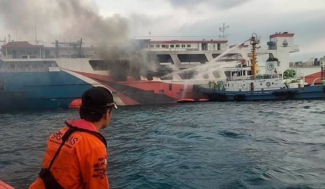 Petugas berupaya memadamkan api ferry KMP Royce 1 di sekitar perairan Merak, Kota Cilegon, Banten, Sabtu (6/5/2023). Foto: HO-Basarnas Banten/Antara Foto