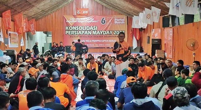 Konsolidasi Persiapan May Day 2023 oleh Serikat Buruh dan Partai Buruh. Ini membuktikan, bahwa keberadaan Serikat Buruh dan Partai Buruh saling menguatkan. Foto: Ocha 