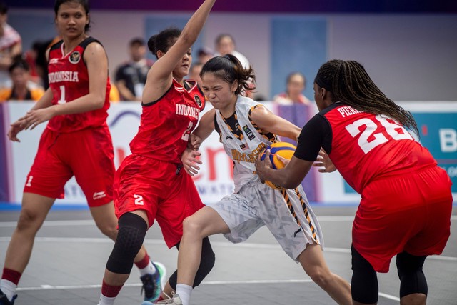 Dua pebasket putri Indonesia Kimberley Pierre Louis (kanan) dan Agustin Elya G Retong (ketiga kanan) berusaha merebut bola dari pebasket putri Malaysia Sin Jie Tan (kedua kanan) saat pertandingan penyisihan group B Bola Basket 3x3 putri SEA Games. Foto: M Agung Rajasa/Antara Foto