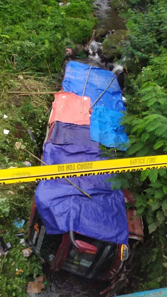 Bus terjun ke jurang di kawasan Wisata Guci Tegal Jawa Tengah. Foto: Dok. Istimewa