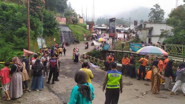 Suasana di lokasi bus terjun ke jurang di kawasan Wisata Guci Tegal Jawa Tengah. Foto: Dok. Istimewa