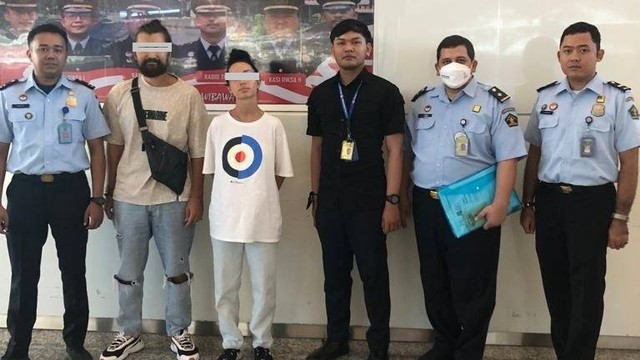 Imigrasi Singaraja deportasi WNA asal Rusia, SN (Lk) 37 tahun dan IN (Pr) 35 tahun, yang menari dengan gerakan vulgar dan pakaian tidak pantas di Pura Pengubengan Besakih. Foto: Dok. Istimewa