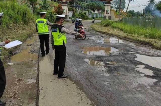 Jalur wisata pantai di pesisir Bandar Lampung-Pesawaran rusak parah. Setidaknya ada 10 titik lokasi kerusakan jalan di jalur wisata itu. (Dok. Ditlantas Polda Lampung)
