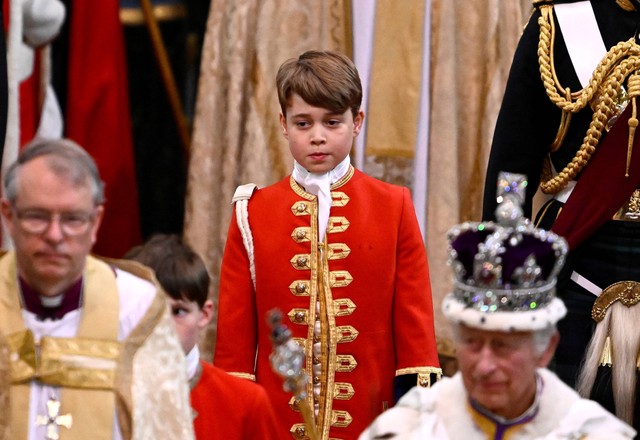 Pangeran George lakoni peran Page Boy atau pengiring Raja Charles III di penobatan. Foto: Gareth Cattermole/AFP