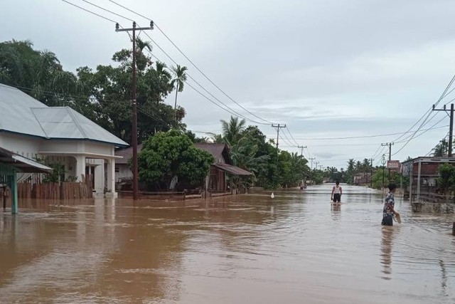 Banjir melanda empat kecamatan di Kabupaten Pesisir Selatan, Sumatera Barat, Minggu (7/5).  Foto: BPBD Kabupaten Pesisir Selatan