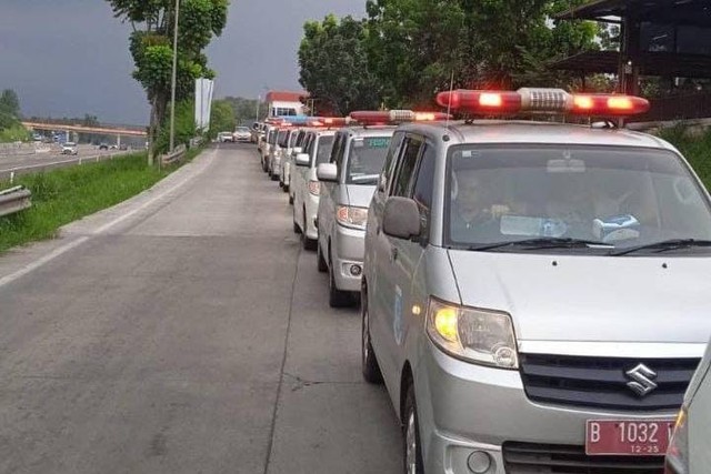 Pemkot Tangsel kirimkan13 ambulans bantu evakuasi warganya yang jadi korban bus terguling ke sungai di Guci, Tegal.  Foto: Dok. Istimewa