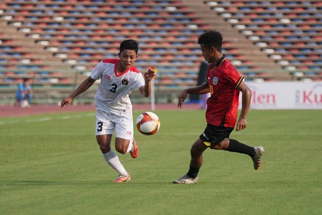 Pemain Timnas U-22 Indonesia Ilham Rio Fahmi berusaha melewati pemain Timnas U-22 Timor Leste  pada pertandingan lanjutan Grup A SEA Games 2023 di Olympic Stadium, Phnom Penh, Kamboja, Minggu (7/5/2023).  Foto: PSSI