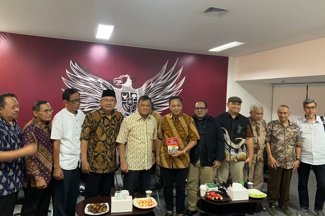 Konferensi pers Koalisi Aksi Menyelamatkan Indonesia (KAMI) di kantor KAMI, Menteng, Jakarta, Minggu (7/5).  Foto: Luthfi Humam/kumparan
