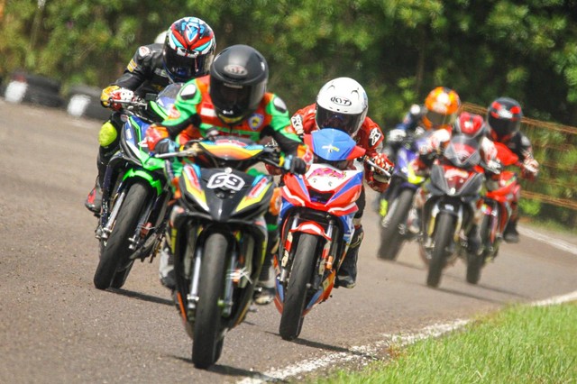 Para pebalap di ajang Kejurnas MotoPrix Region A yang berlangsung 6-7 Mei 2023 di Sirkuit Skyland Sekayu. (ist)