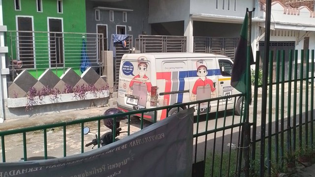 Kurir JNE antar Kota