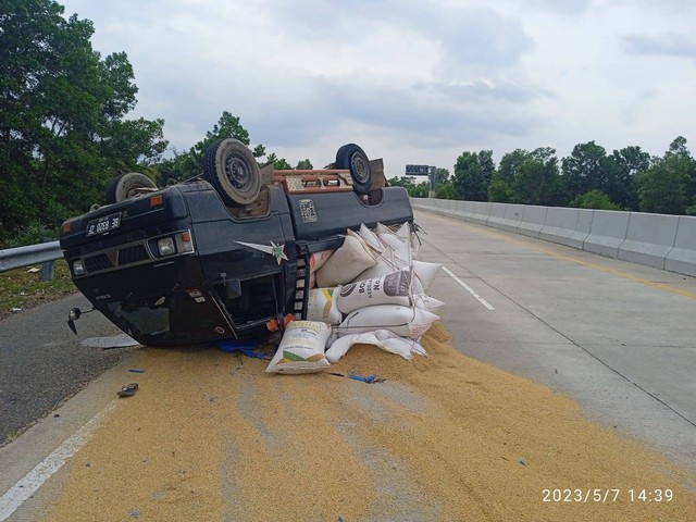 Mobil Mitsubishi L300 terbalik di Jalan Tol Lampung tepatnya KM 96+800 A Tol bakter wilayah hukum selatan. | Foto: Dok Polres Lampung Selatan