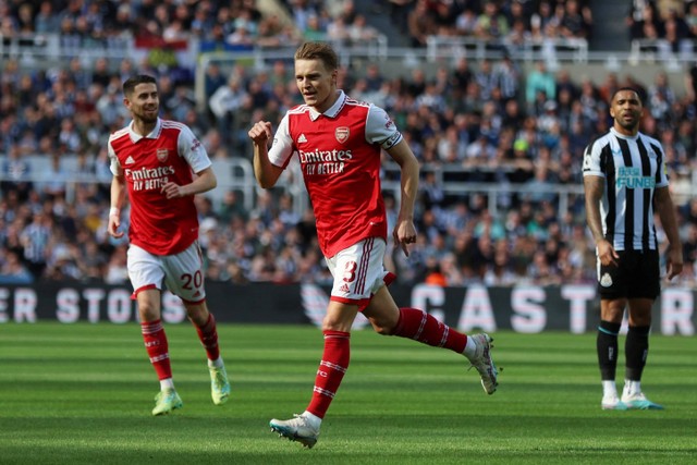 Selebrasi pemain Arsenal Martin Odegaard usai mencetak gol ke gawang Newcastle United pada pertandingan lanjutan Liga Inggris di Stadion St. James Park, Newcastle, Inggris, Minggu (7/5/2023).  Foto: Lee Smith/REUTERS