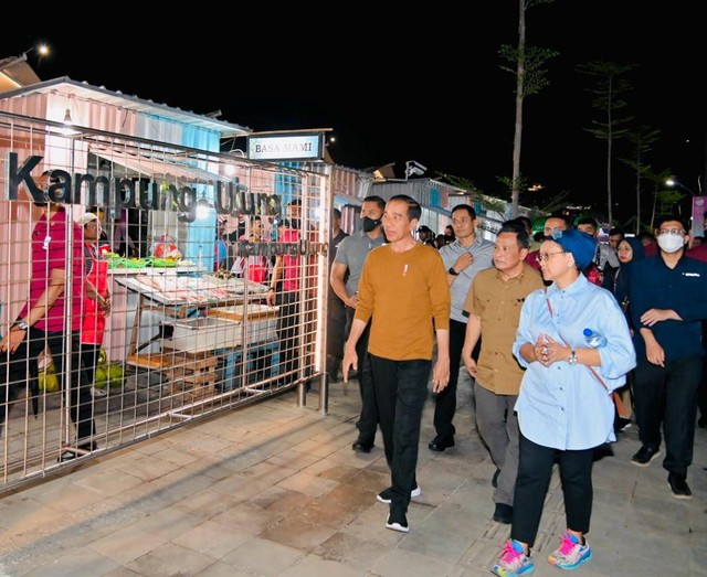 Jokowi Sapa Dan Bagikan Celemek Ke Pedagang Di Kampung Ujung Labuan