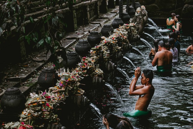 Tempat Melukat di Bali yang Terkenal. Foto: Unsplash/Florian GIORGIO.