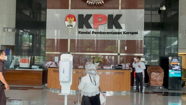 Kadinkes Lampung tiba di Gedung Merah Putih KPK. Ia akan diklarifikasi terkait LHKPN, Senin (5/5/2023). Foto: Hedi/kumparan