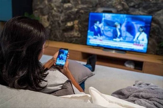 Ilustrasi mencari frekuensi TV digital Riau. Foto: Unsplash.com.