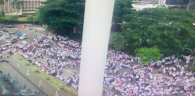 Massa Nakes Demo Tolak RUU Kesehatan Di Patung Kuda, Polisi Rekayasa ...