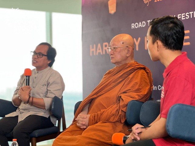 Muhammad Nur Jabir (pegang mikrophone) yang merupakan Direktur Rumi Institute dan Bhante Jayamedho Thera yang merupakan Pimpinan Sangha Theravada Indonesia Provinsi Jawa Timur serta Dewan Pelindung Young Buddhist Association dari agama Buddha.