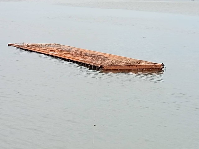 Peti kemas misterius ditemukan mengapung di perairan Karimun. Foto: Istimewa