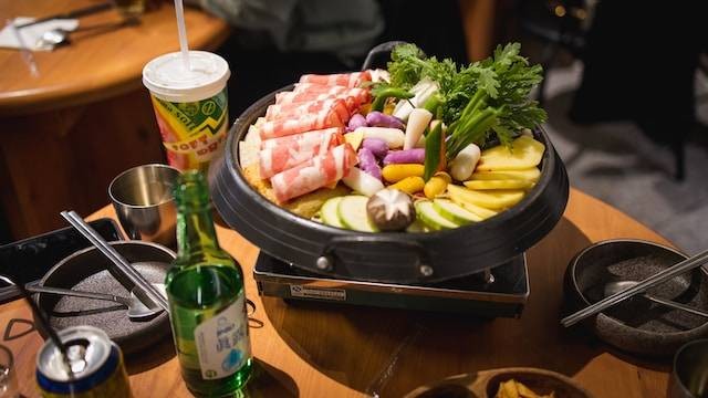 Ilustrasi restoran hotpot di Bekasi, sumber foto: Shengpengpeng Cai/Unsplash.com