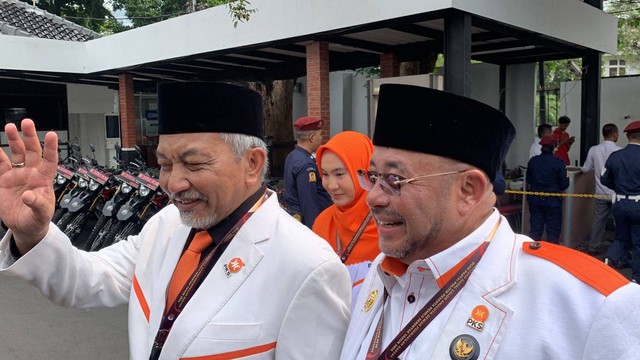 Presiden PKS Ahmad Syaikhu dan Sekjen Aboe Bakar Alhabsyi mendatangi kantor KPU, di jalan Imam Bonjol, Menteng, Jakarta, Senin (8/5/2023). Foto: Luthfi Humam/kumparan